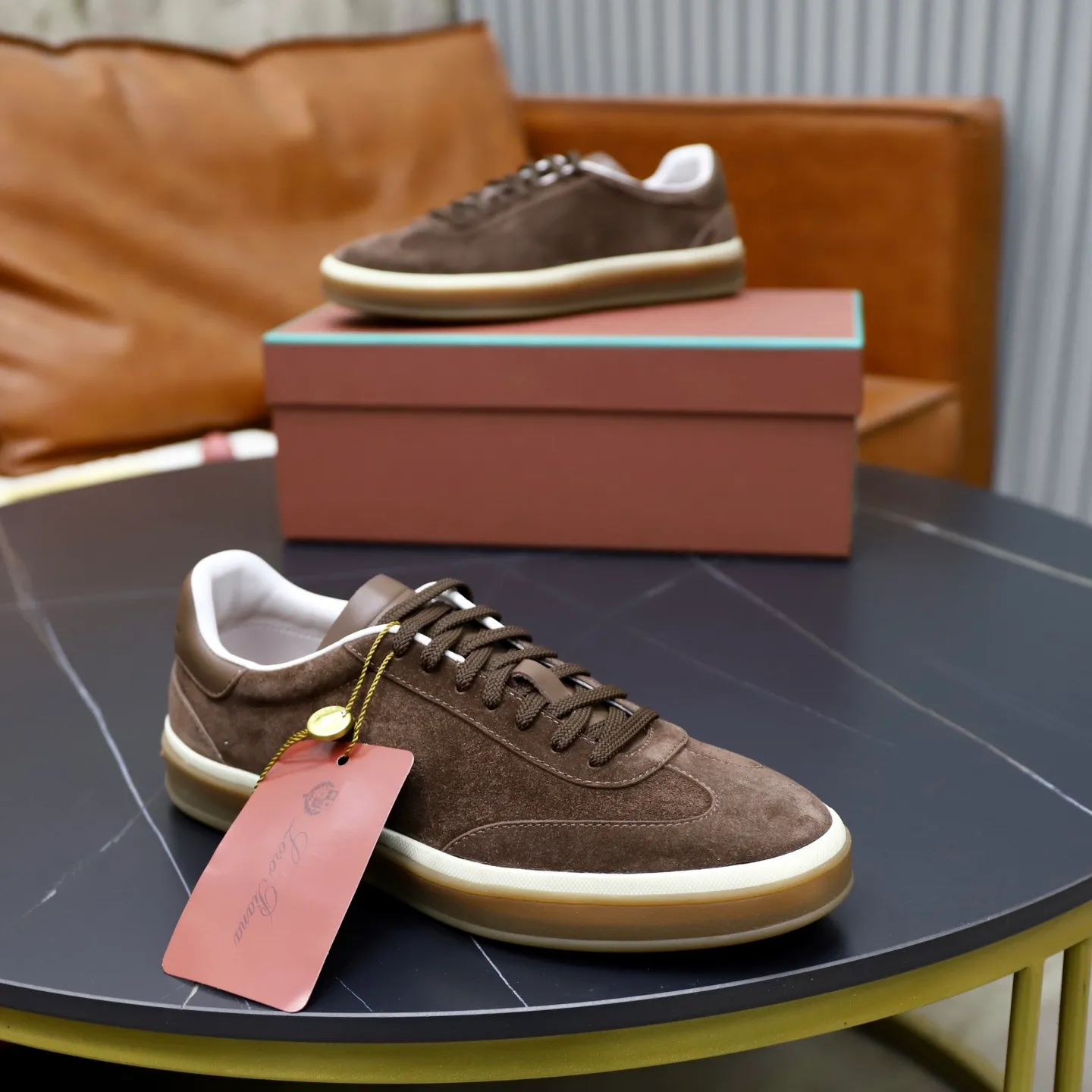 Ex-factory price: 560💰Loro Riana men’s moral training sneakers! Made from high-quality materials and designed in a low-cut silhouette, it offers an elegant and stylish look that's suitable for year-round wear. The unique double-layer sole aesthetic design, caramel cup-shaped outsole is decorated with off-white rubber trim, creating an attractive color combination. Pair with tailored pieces or jeans for a sophisticated yet casual look. The heel is decorated with soft cow leather tongue with Kummel color inserts and cotton laces with embossed LP logo. Upper: cow split suede. Lining: original thickened soft sheepskin. Size: 38-39-40-41-42-43-44 (customized in 45.46)